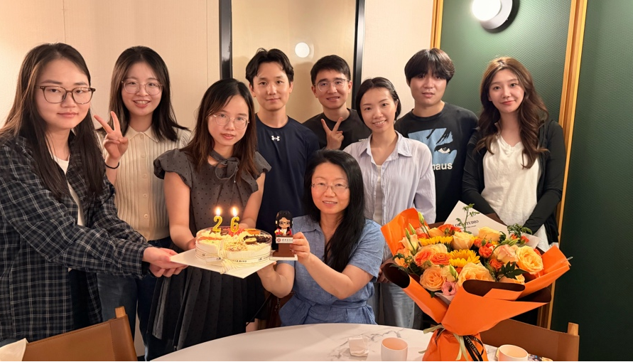 1780555346608973.png 与导师 Joy Y. Xiang 及论文组成员的聚餐合影).png