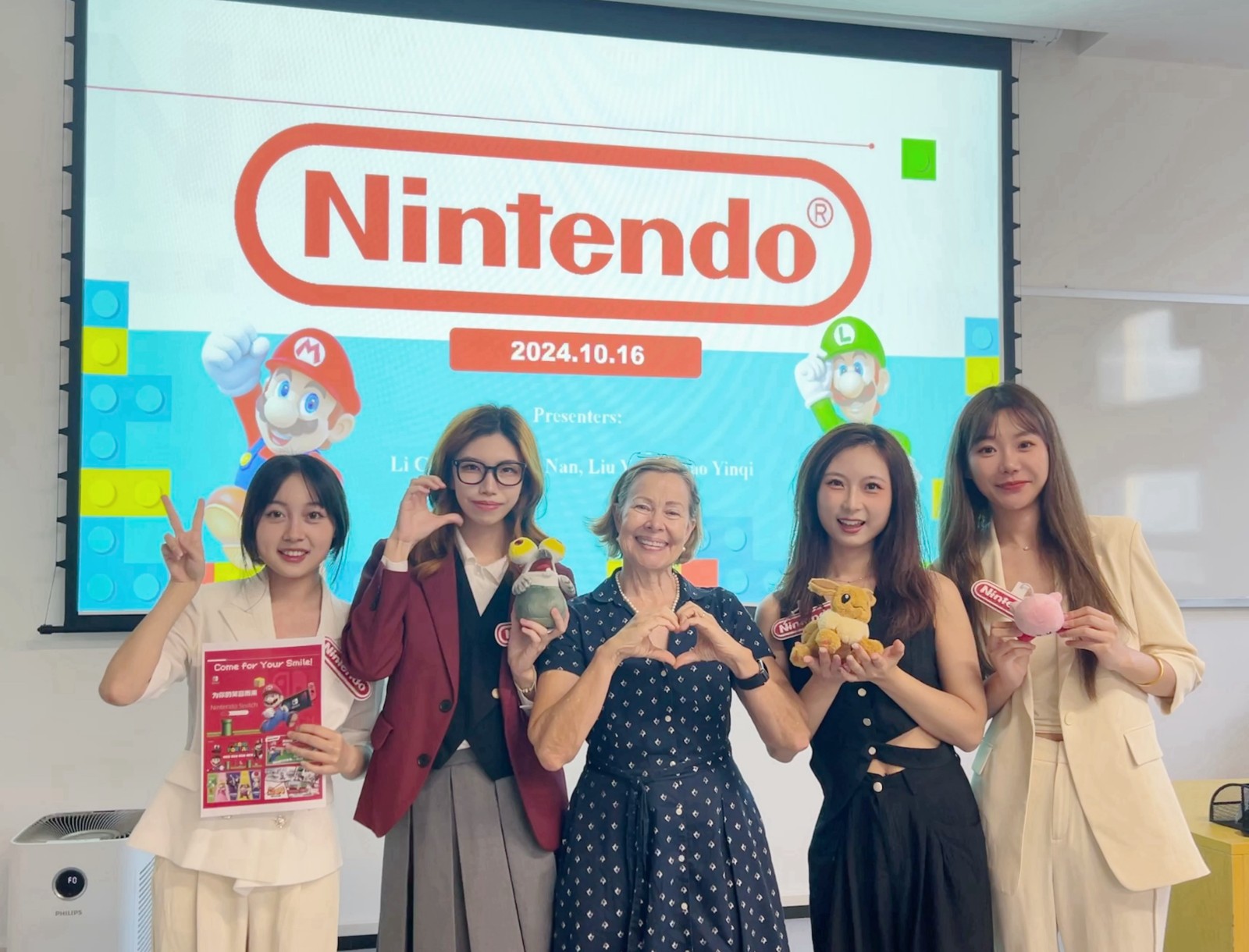 1780555358636178.jpg Prof Elaine Campbell的课堂上.JPG